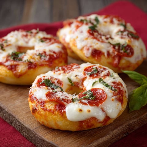 Due pizza al formaggio e pomodoro.
