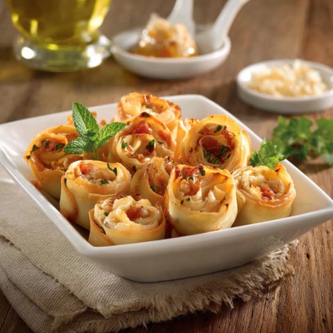 Un piatto di tortellini con salsa verde.