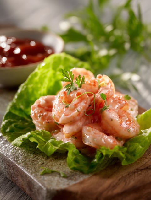 Una fettuccia di pesce rosso con una salsa di ketchup.