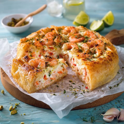 Una torta con crostini di pesce e verdure.