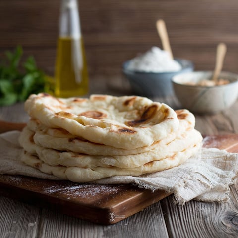 Une pile de pita greca sur une table.
