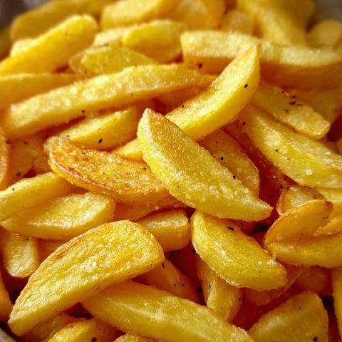 Une pile de patates croquantes non frites dans un bol.
