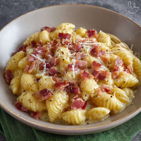 Un plat de macaroni avec des bacon et une sauce au pancetta.